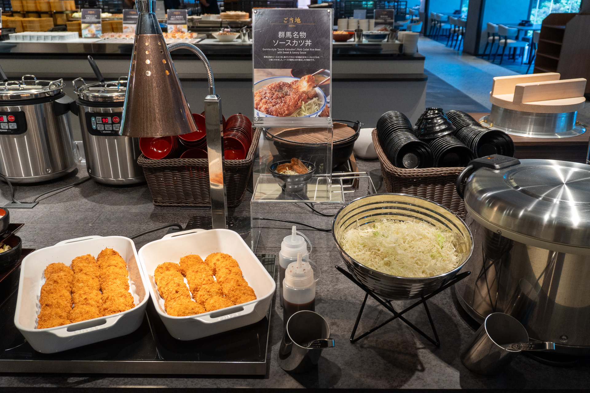 セルフで仕上げる「ソースカツ丼」。千切りキャベツと揚げたてのカツに特製ソースをたっぷりかけて