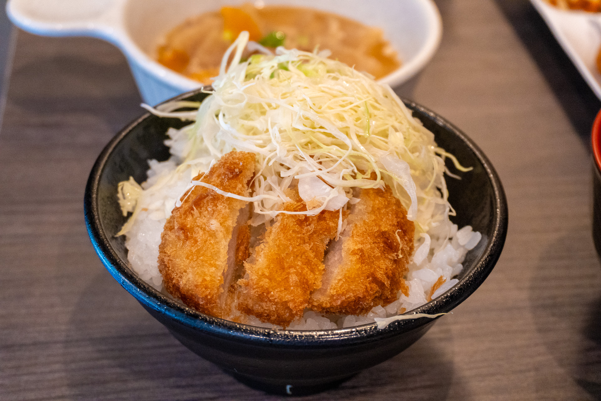 セルフで仕上げる「ソースカツ丼」。千切りキャベツと揚げたてのカツに特製ソースをたっぷりかけて
