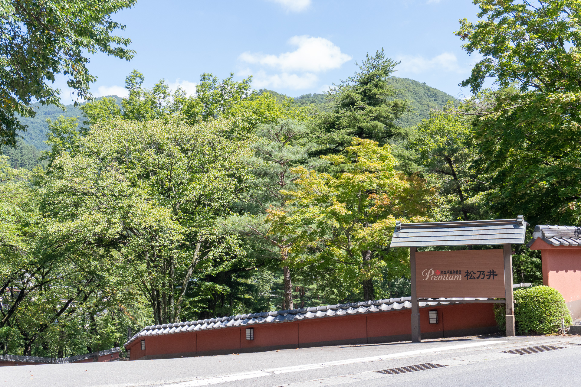 一級河川・利根川沿いに建つ巨大旅館「大江戸温泉物語Premium 松乃井」。群馬県内では伊香保温泉に続く2施設目の「Premium」シリーズ