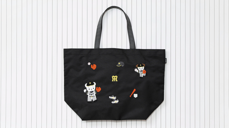 ファミリア×阪神タイガース、コラボ第3弾は黒系デニムバッグや