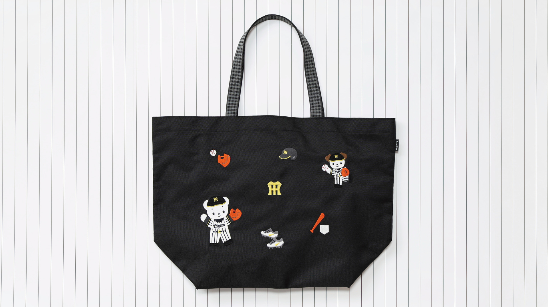 バッグ（1万7600円）。野球にまつわるアイテムを散りばめたデザインで、マザーズバッグにもなる大容量サイズ