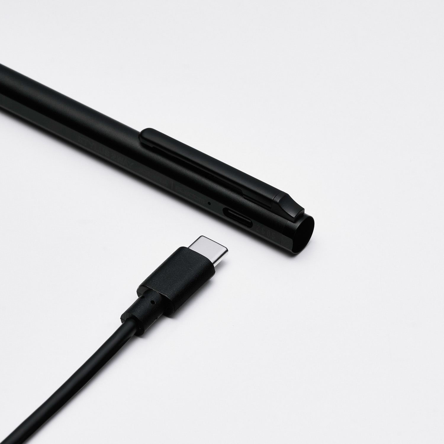 USB Type-Cで充電。約7時間連続動作する