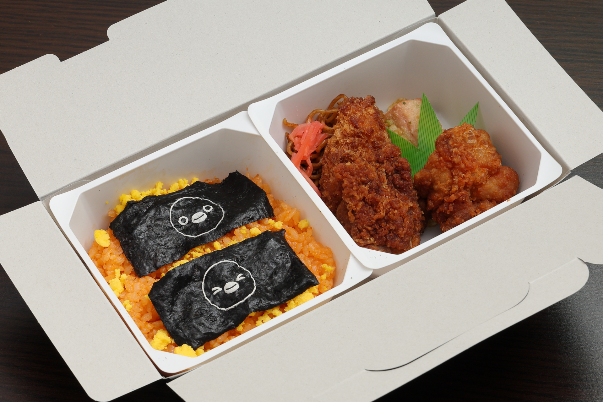 海苔に描かれたSuicaのペンギンがかわいい「Suicaのペンギン チキンのり弁」