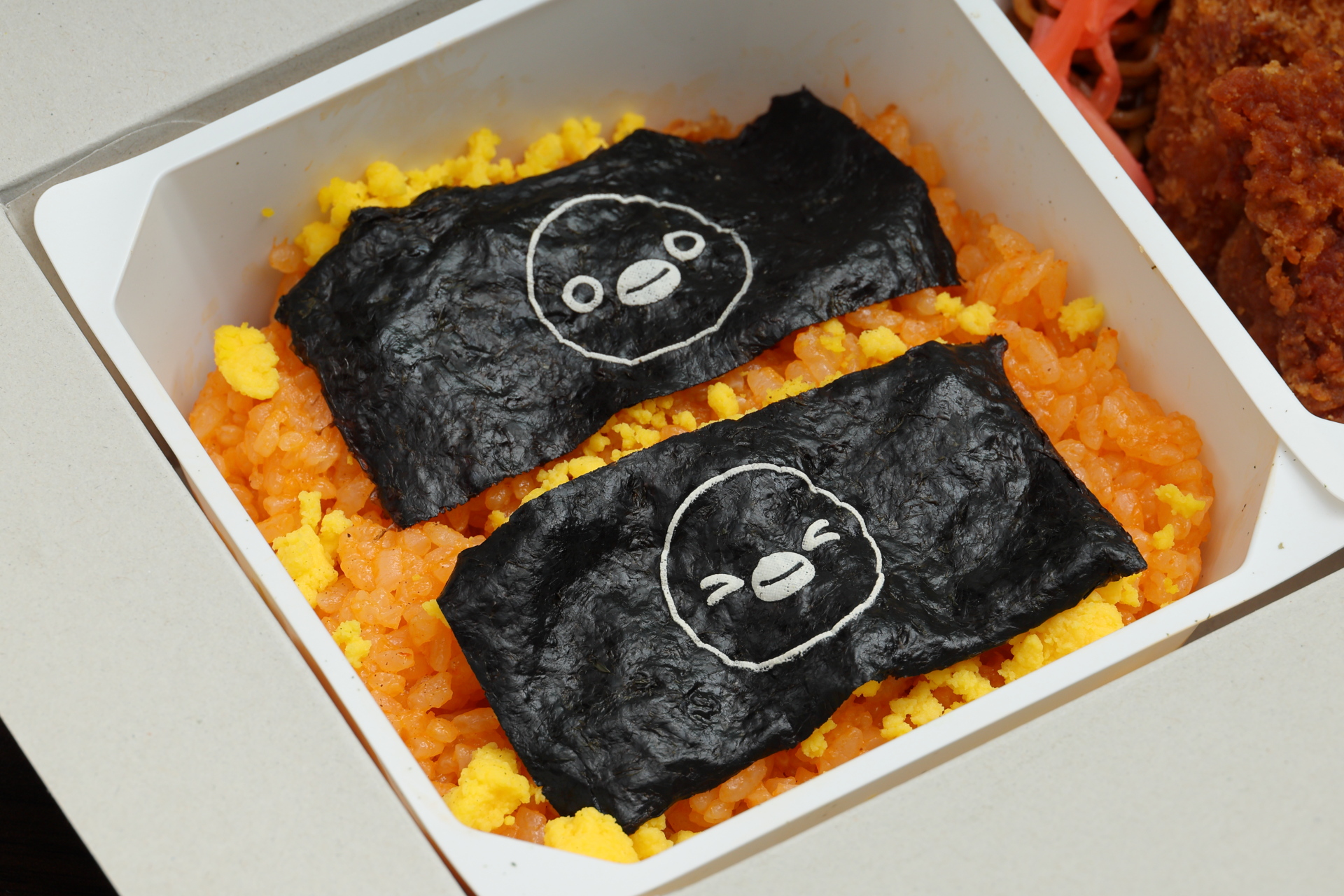 トマト風ライスに海苔の組み合わせはかなり強引な感じもしますがカワイイのでOK。Suicaのペンギンの表情は4種類あるそうです
