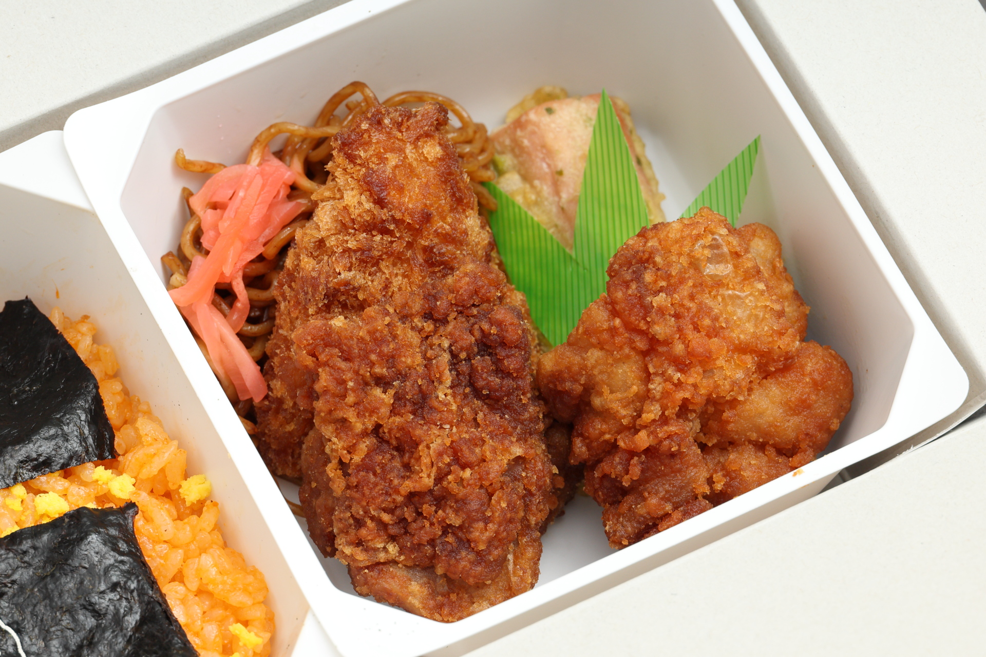 おかずは揚げ物中心の茶色カルテット
