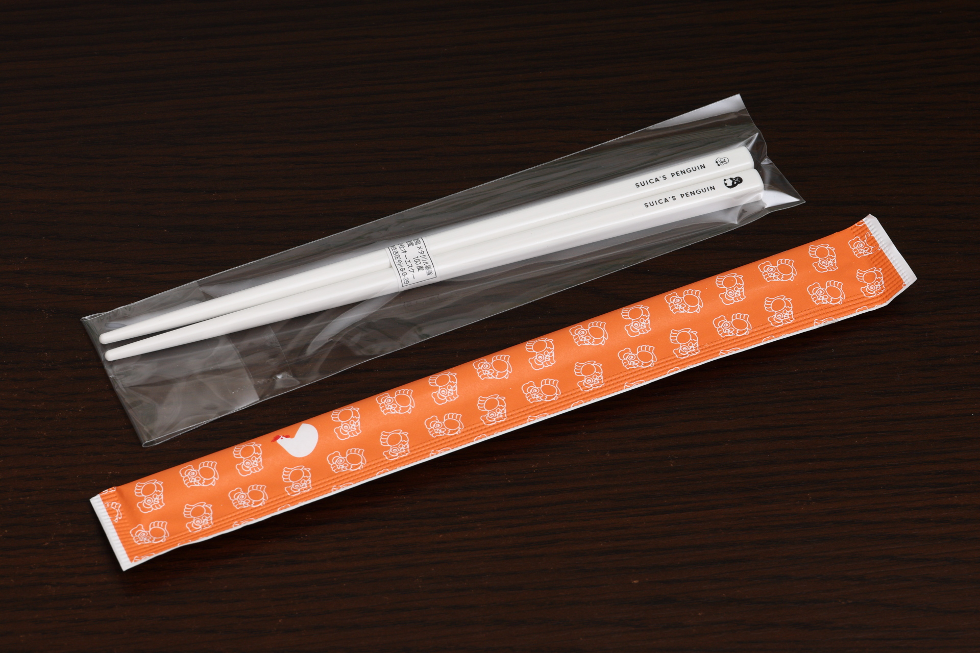 箸は2膳ついています。チキン弁当標準のイラスト袋入り割り箸とSuicaのペンギンデザインの樹脂製箸
