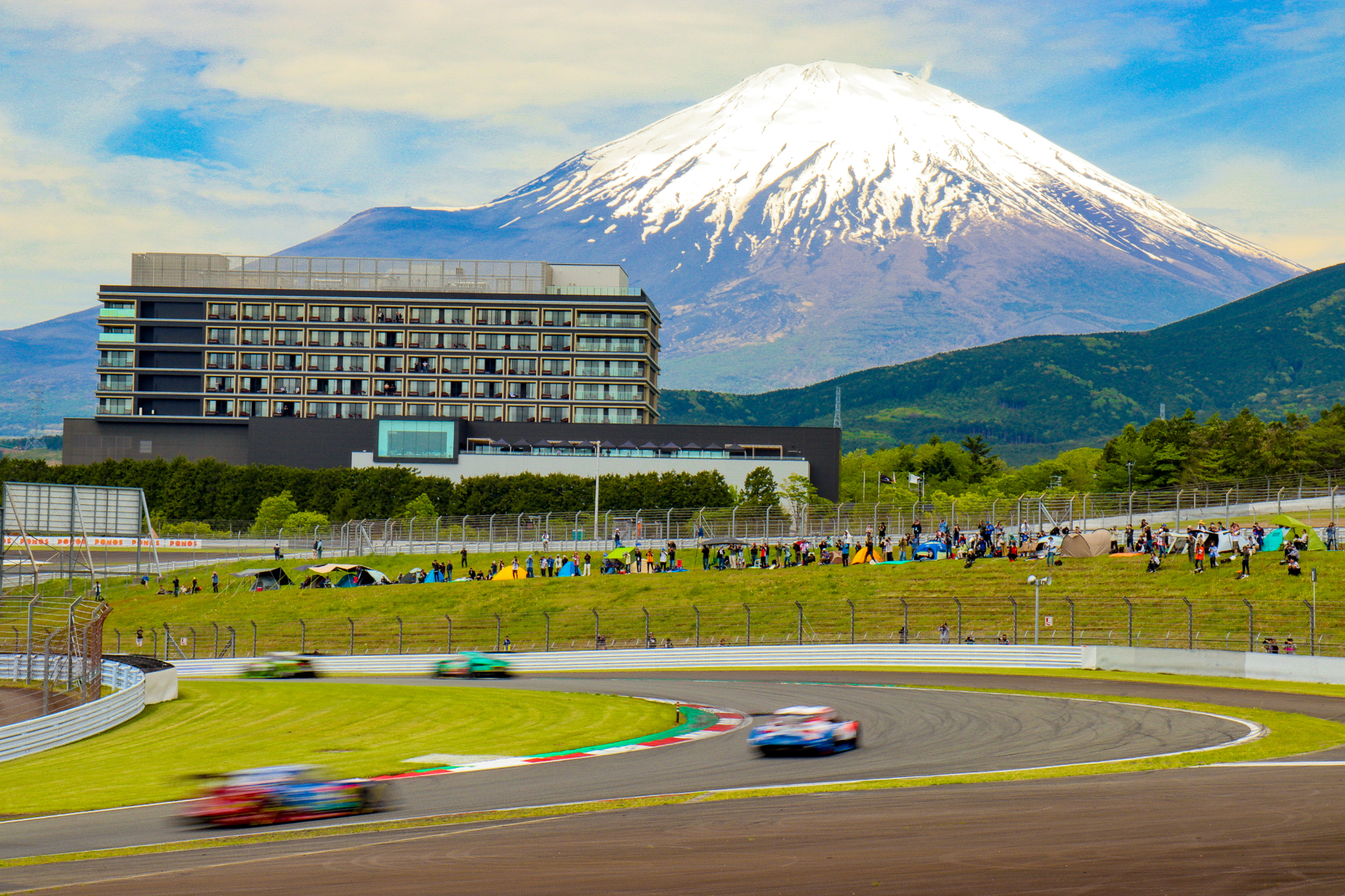 バーゲン期間中、5万円以上の買い物で参加できる御殿場「夏の大抽選会」。富士スピードウェイホテル宿泊券などが当たる
