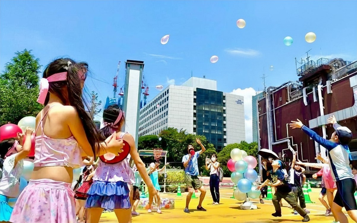 あみ「夏のウォーターバトル」（8月16日・23日開催）。1000個以上の水風船を使った全身びしょ濡れイベント