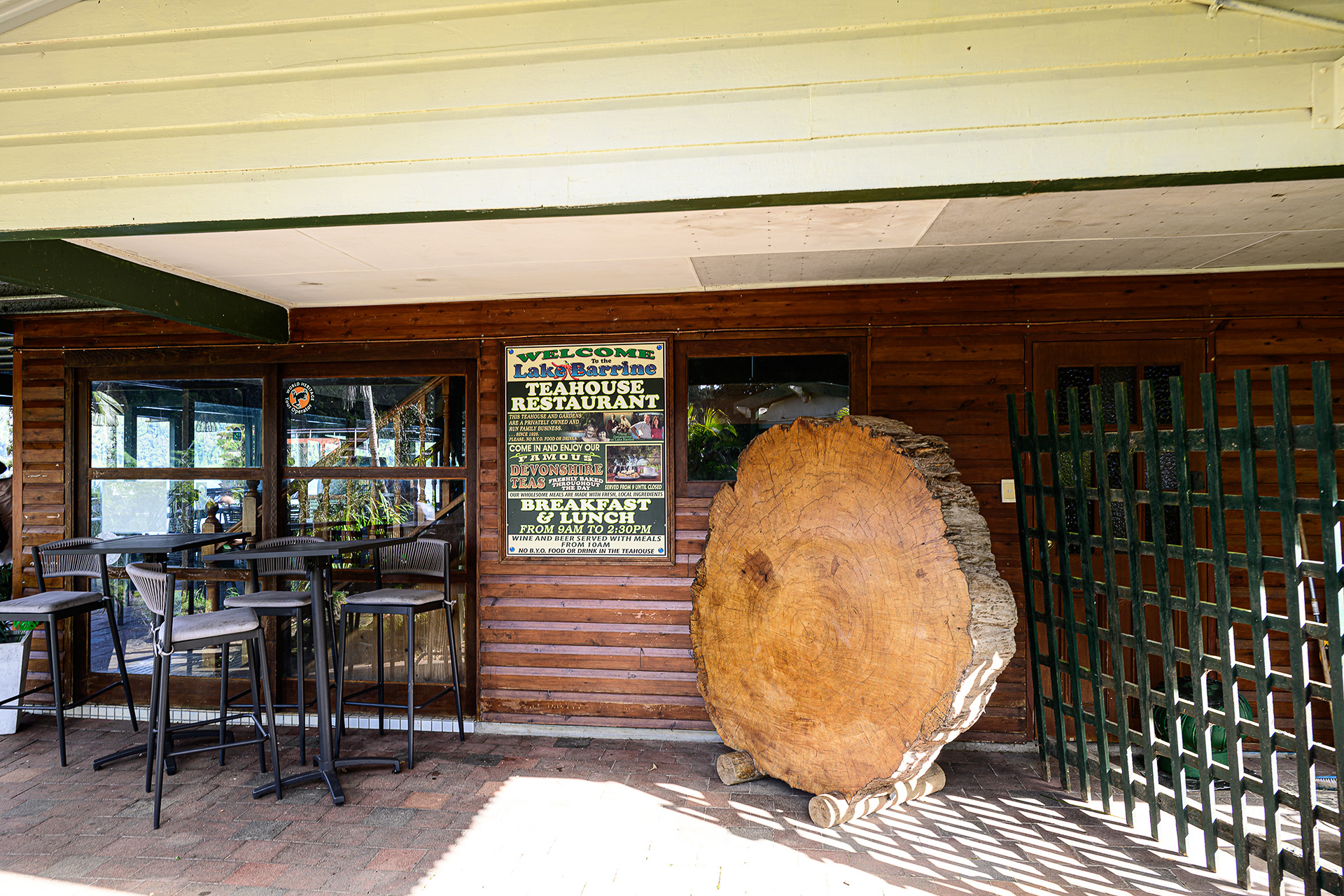 Lake Barrine Teahouseの入口。木造の建物と大きな木の輪切りが目印