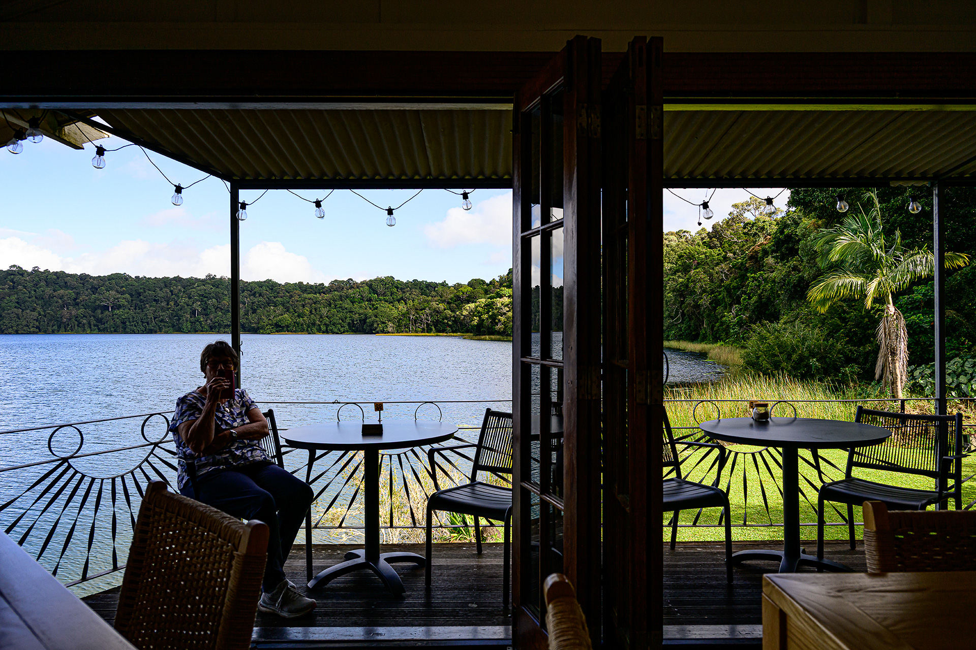 Lake Barrine Teahouseのテラス席。湖を眺めながら朝のコーヒーを楽しむご婦人
