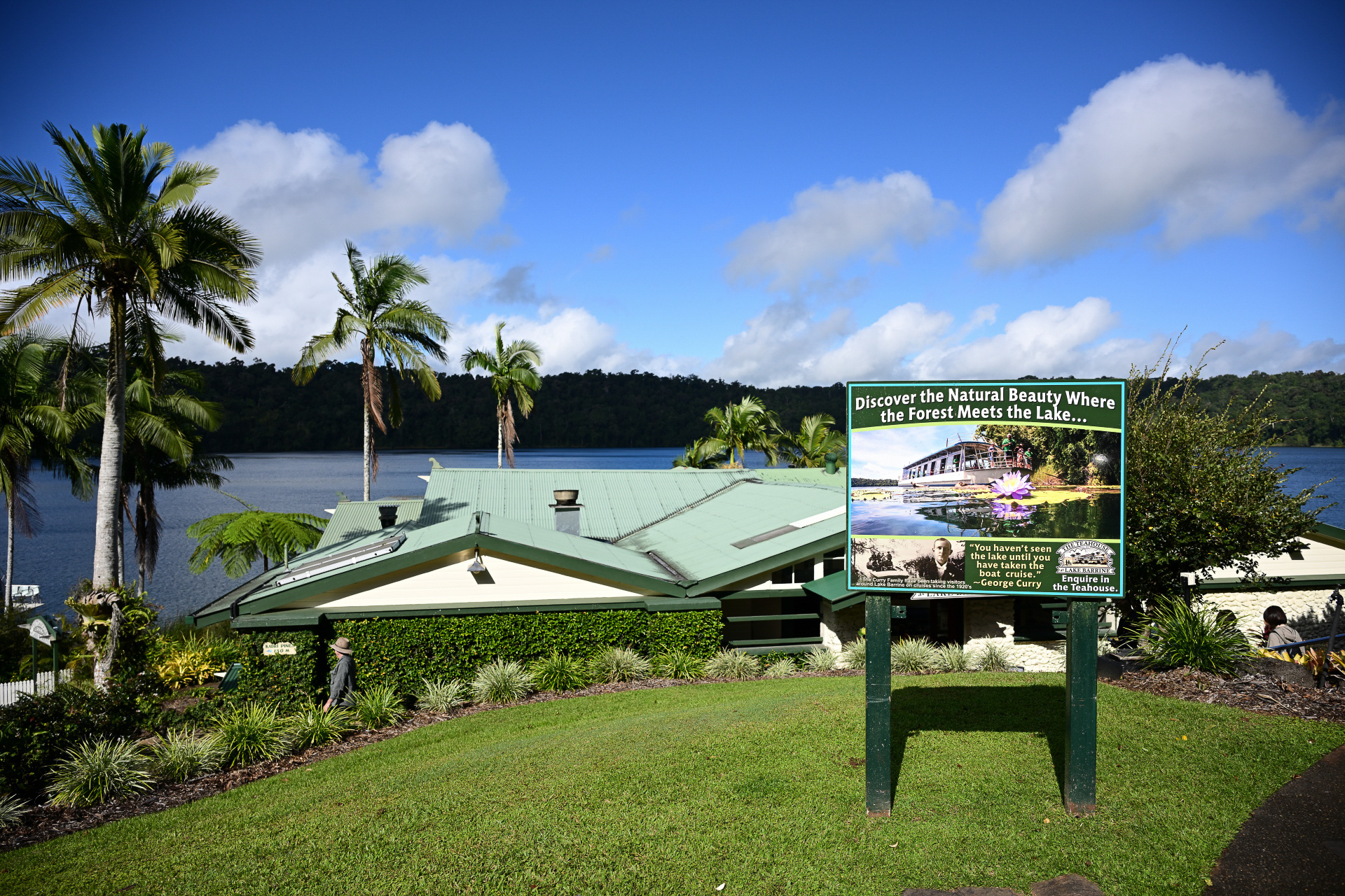 Lake Barrine Teahouseの裏庭にでると建物と湖を一望できる