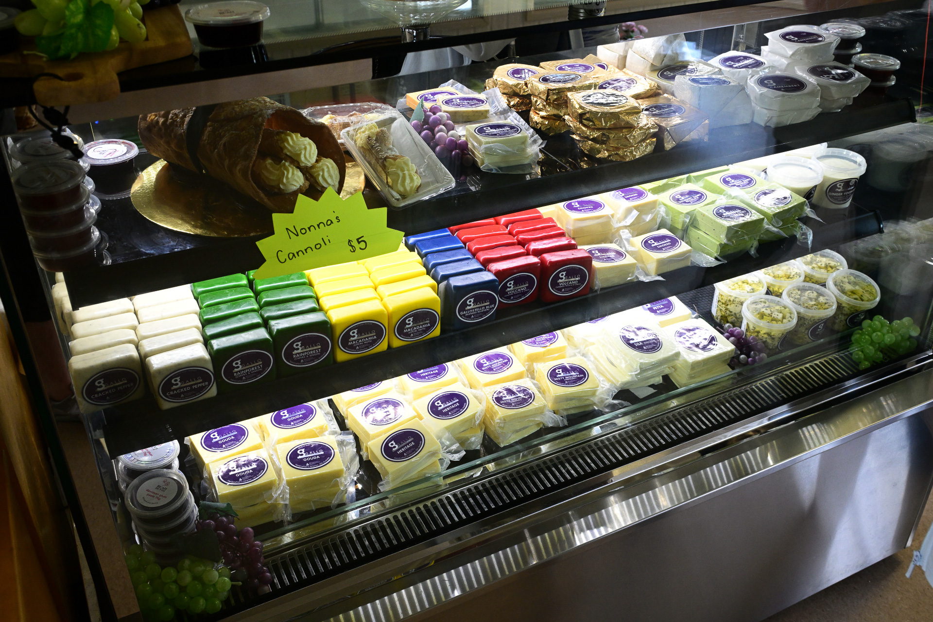 Gallo Dairylandのチーズやチョコ。購入したチーズは保冷バッグにいれて持ち帰りも可能で、開封さえしなければ日本へも持って帰ることができる。その際、ホテルの冷蔵庫へ帰国日まで保管し、帰国日に保冷バッグへ再度入れて持ち帰る