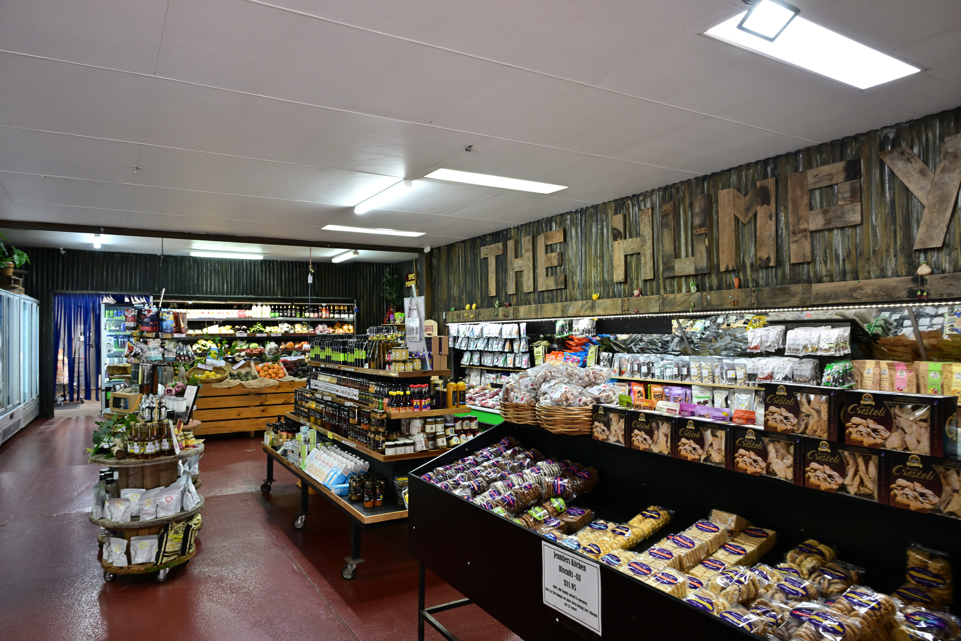 店内に並ぶ野菜や加工品、地元の生活感も感じられる商店という趣