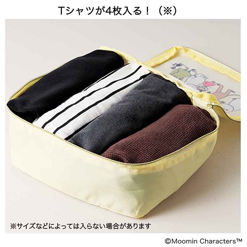 大ポーチはTシャツが4枚入るサイズ感で約22×8×22cm（幅×奥行×高さ）。ゴールドカラーのムーミンチャームがアクセント