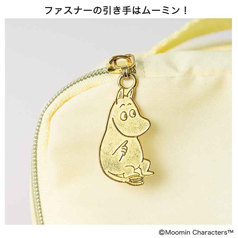 大ポーチはTシャツが4枚入るサイズ感で約22×8×22cm（幅×奥行×高さ）。ゴールドカラーのムーミンチャームがアクセント