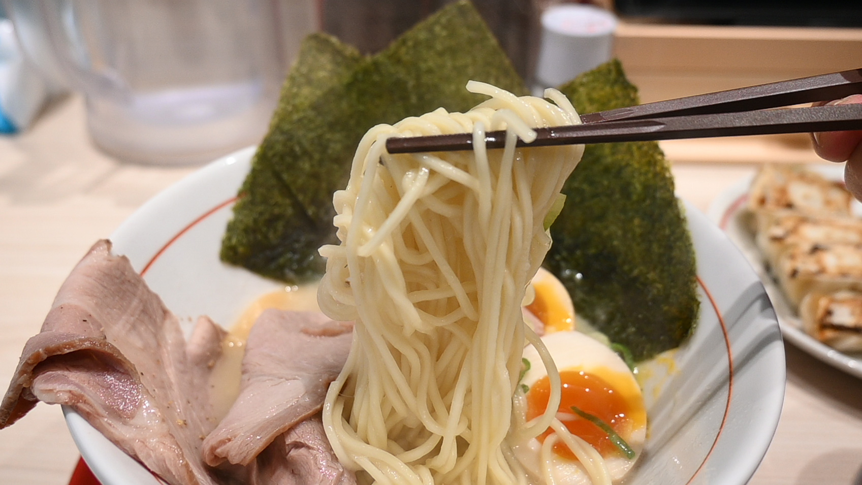 低加水ストレート麺の採用で、鶏の旨味をしっかり味わえる