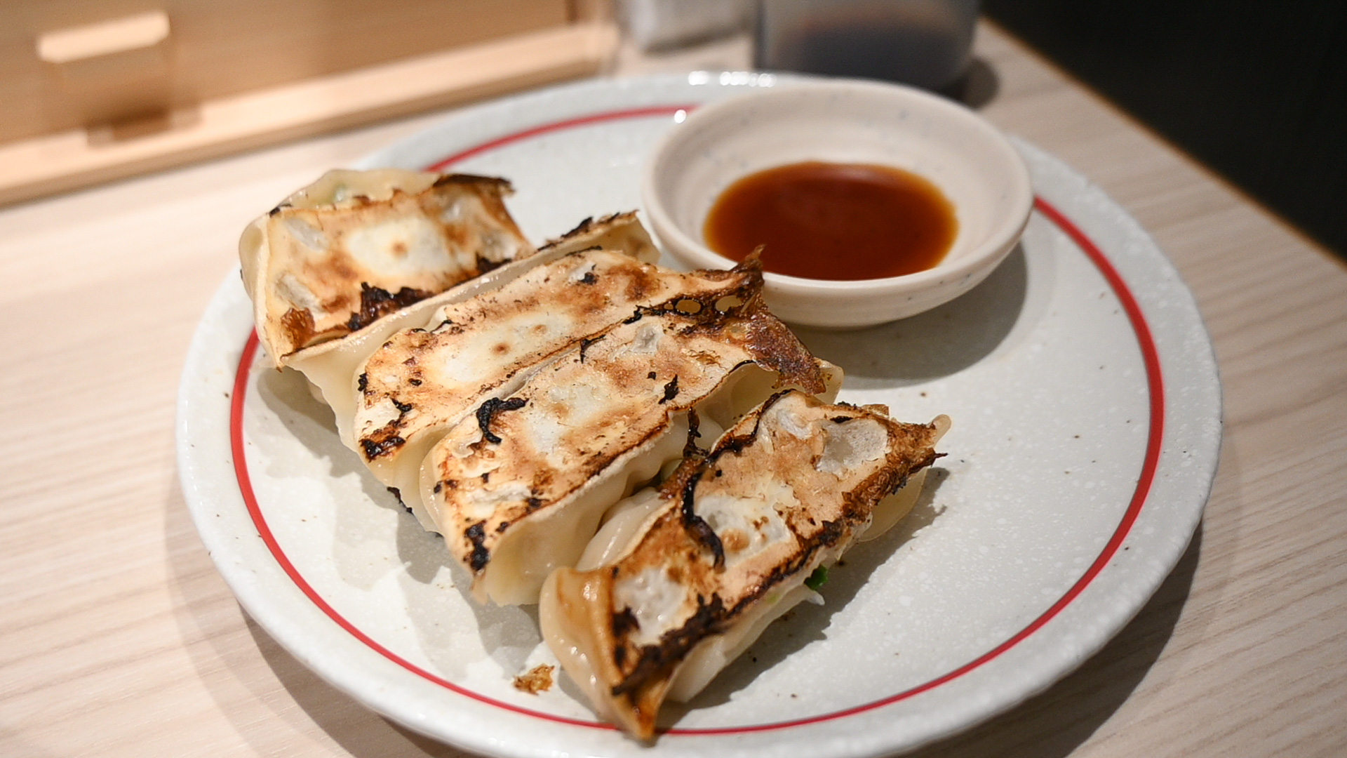 10cmほどの長さがある肉厚な餃子