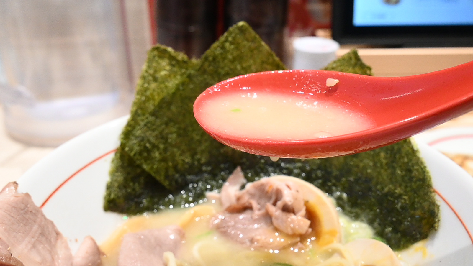 鶏白湯スープ。あっさり目に味変できる玉ねぎが入っているのもうれしい