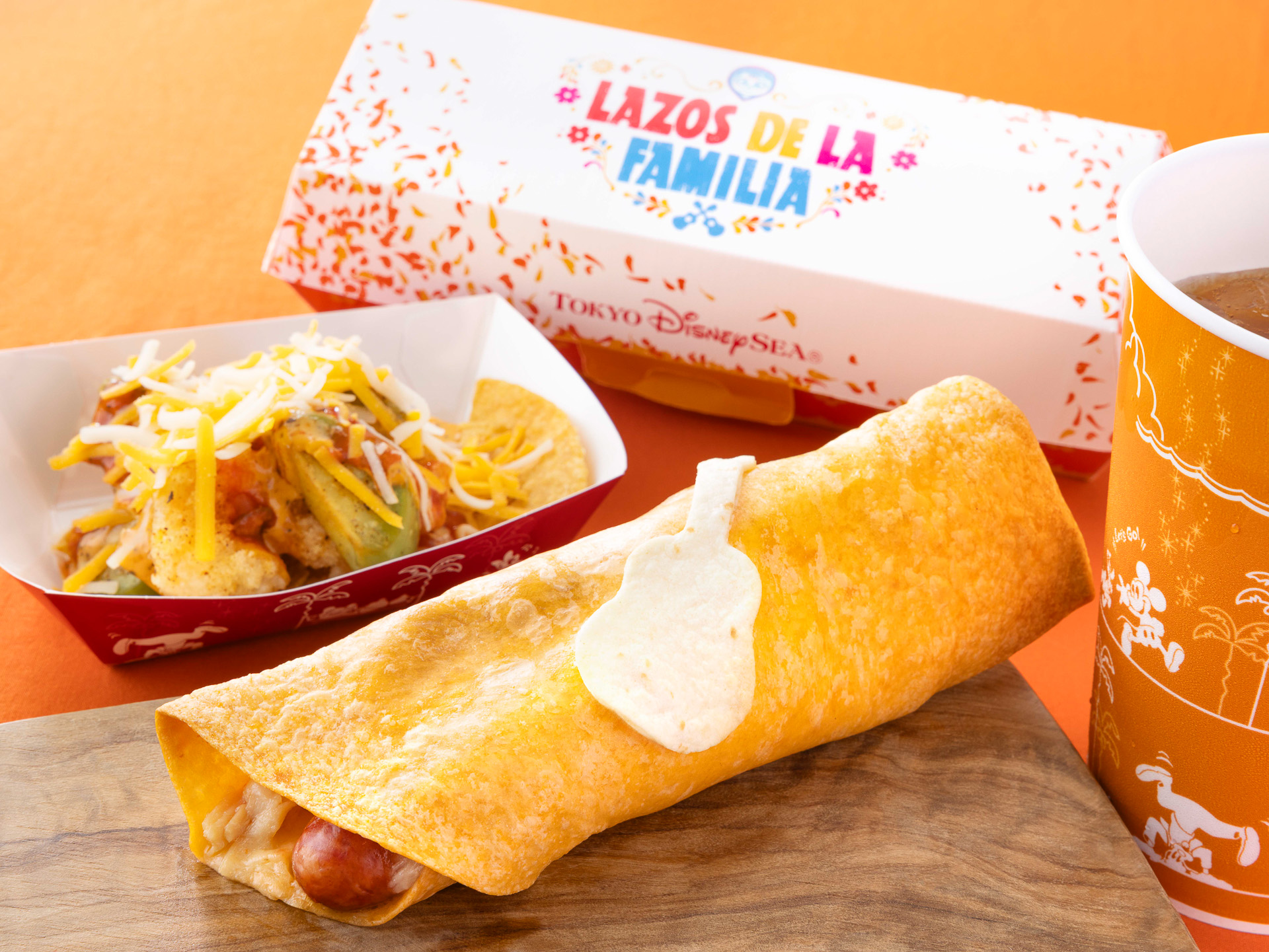 スペシャルセット＜トルティーヤチーズドッグ・シュリンプのナチョス風・ソフトドリンク＞（1780円）