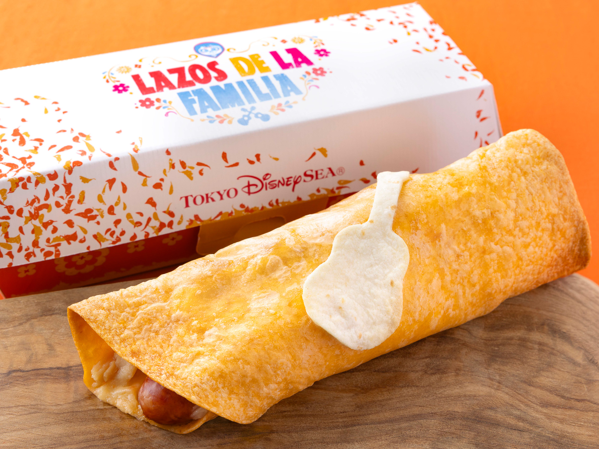 トルティーヤチーズドッグ スパイシーソーセージ、チリコンカン、チキン（980円）