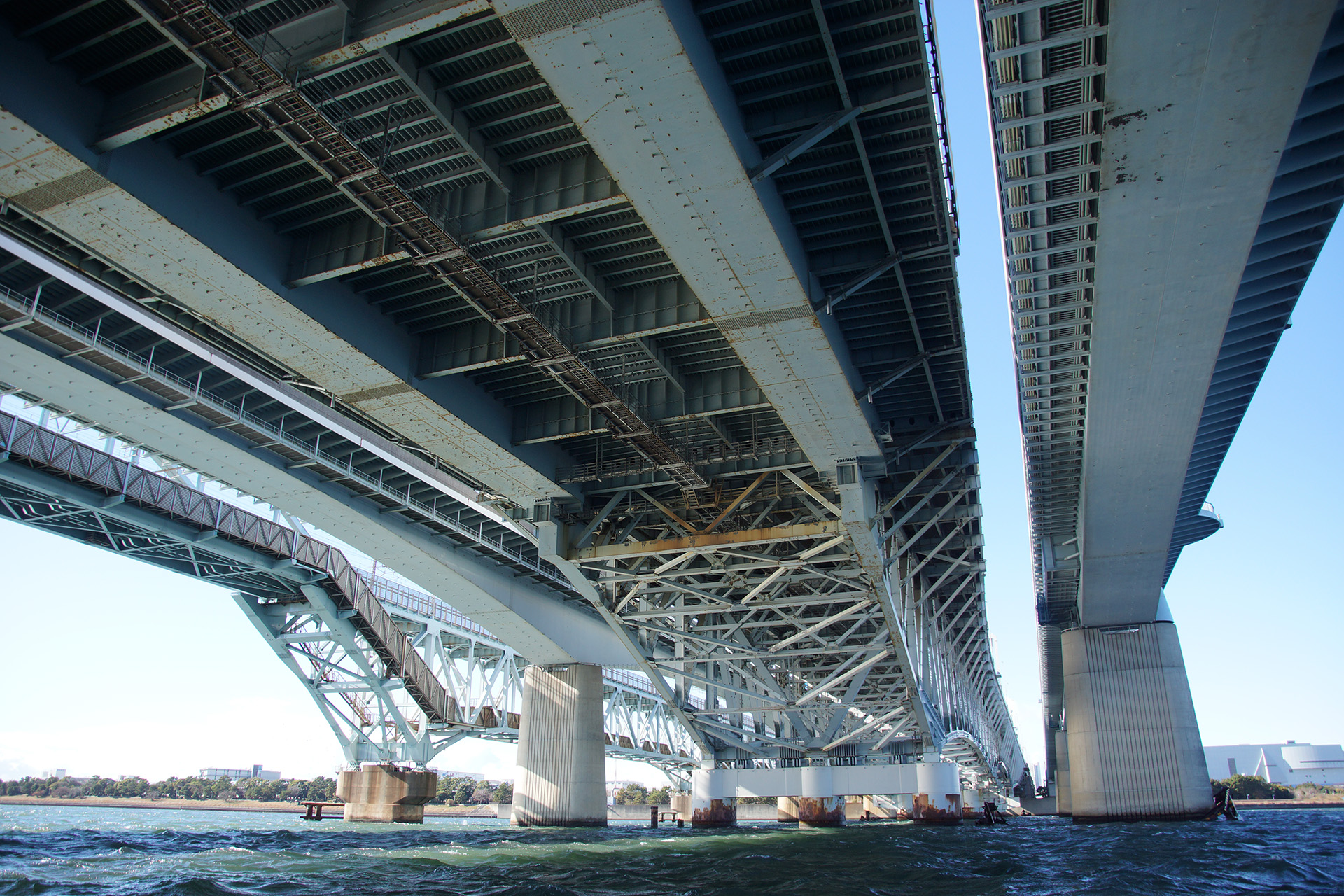 海上から見た荒川湾岸橋。（提供：首都高速道路、撮影：共映）