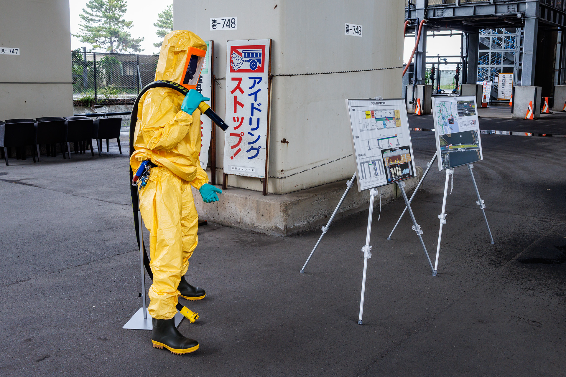 ブラスト作業は防護服を着用し密閉された空間で行なう。古い塗膜とともに回収したブラスト材（ワイヤーを細かく切断したもの）は再利用する