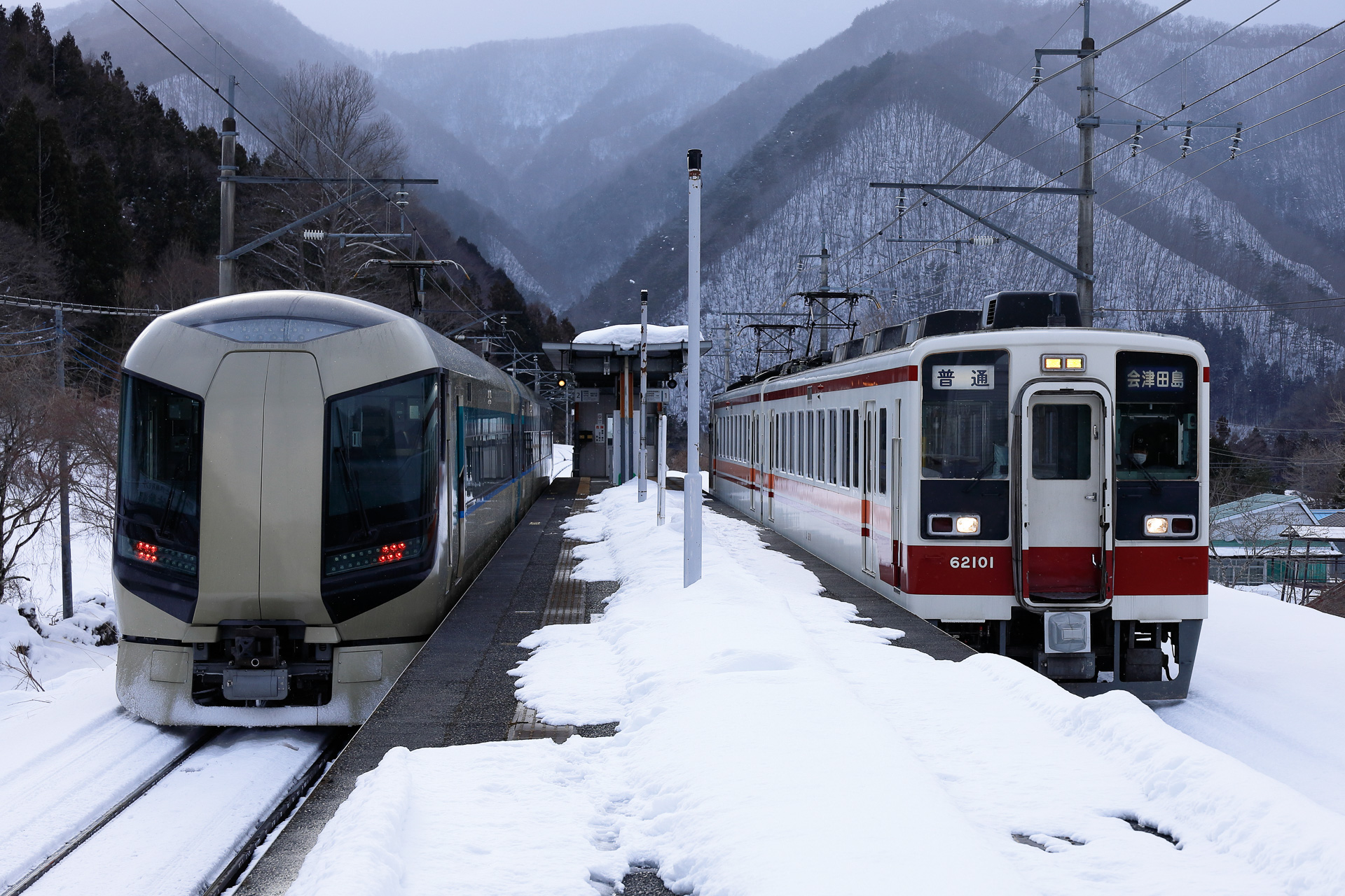 野岩鉄道会津鬼怒川線の中三依温泉駅で交換する、東武500系リバティ（左）と野岩鉄道の6050系（右）。この路線、運転本数のわりに車両のバラエティが豊富だ