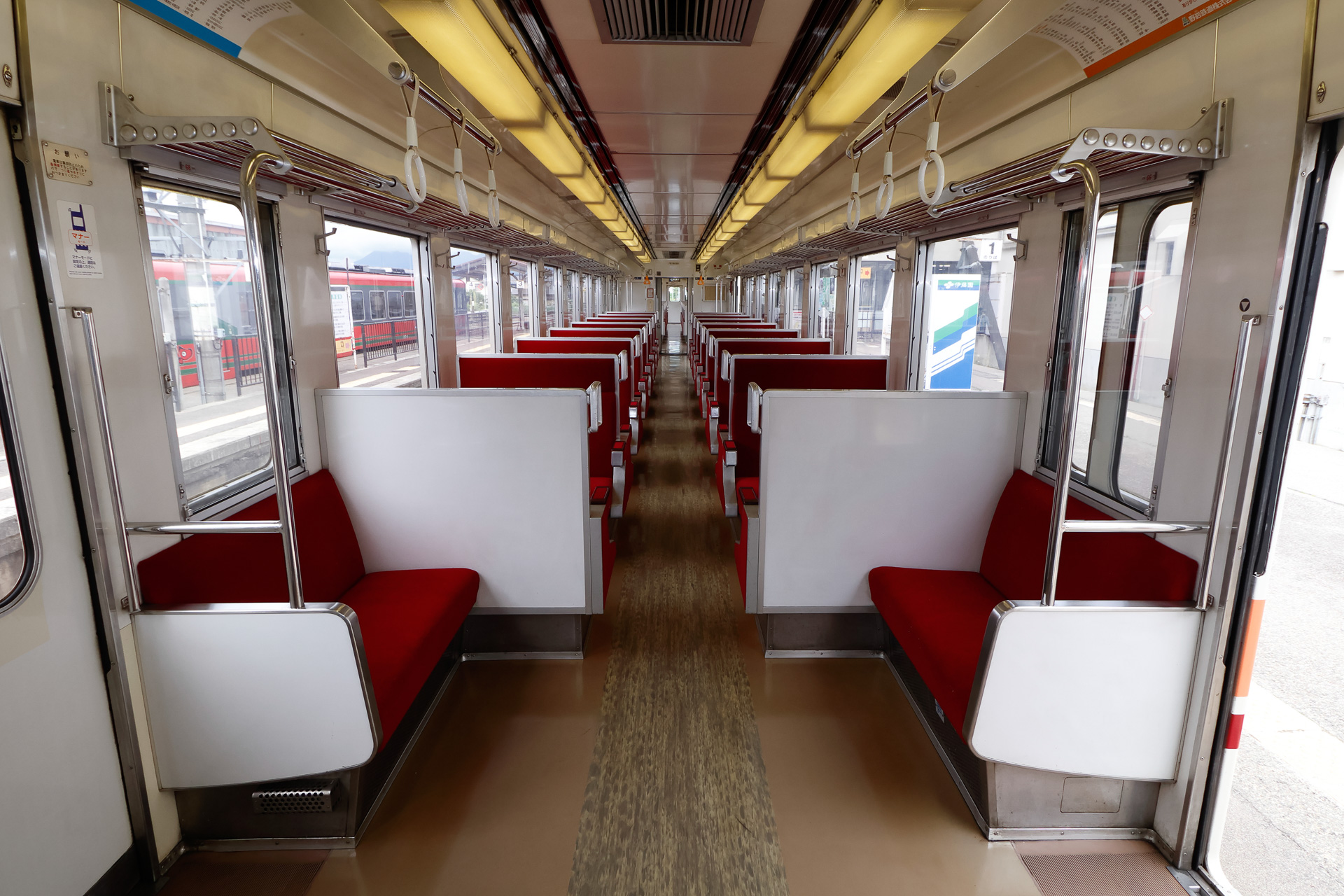 6050系の車内