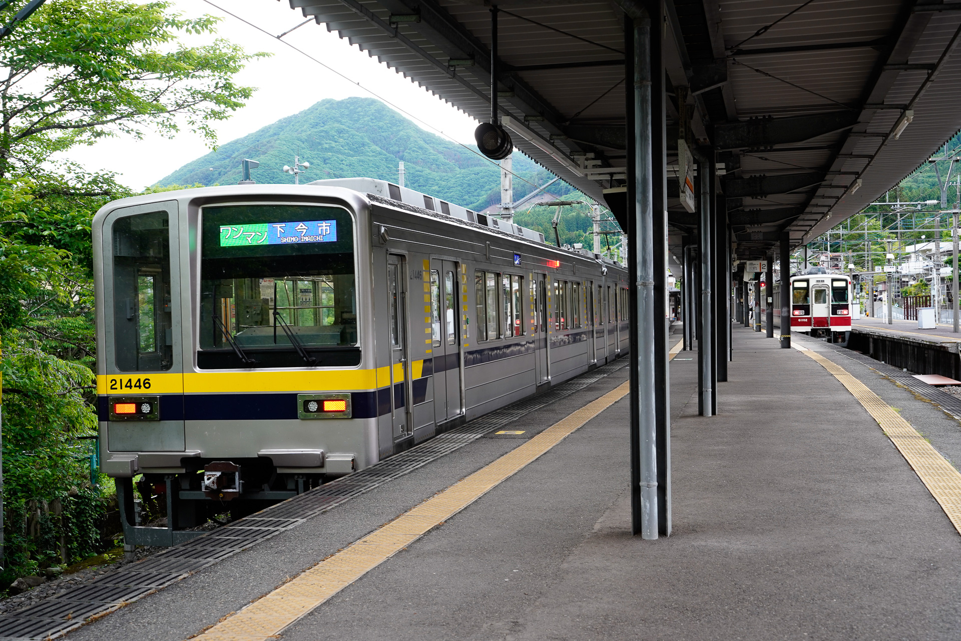 新藤原の駅で並ぶ東武20400系（左）と野岩鉄道6050系（右）