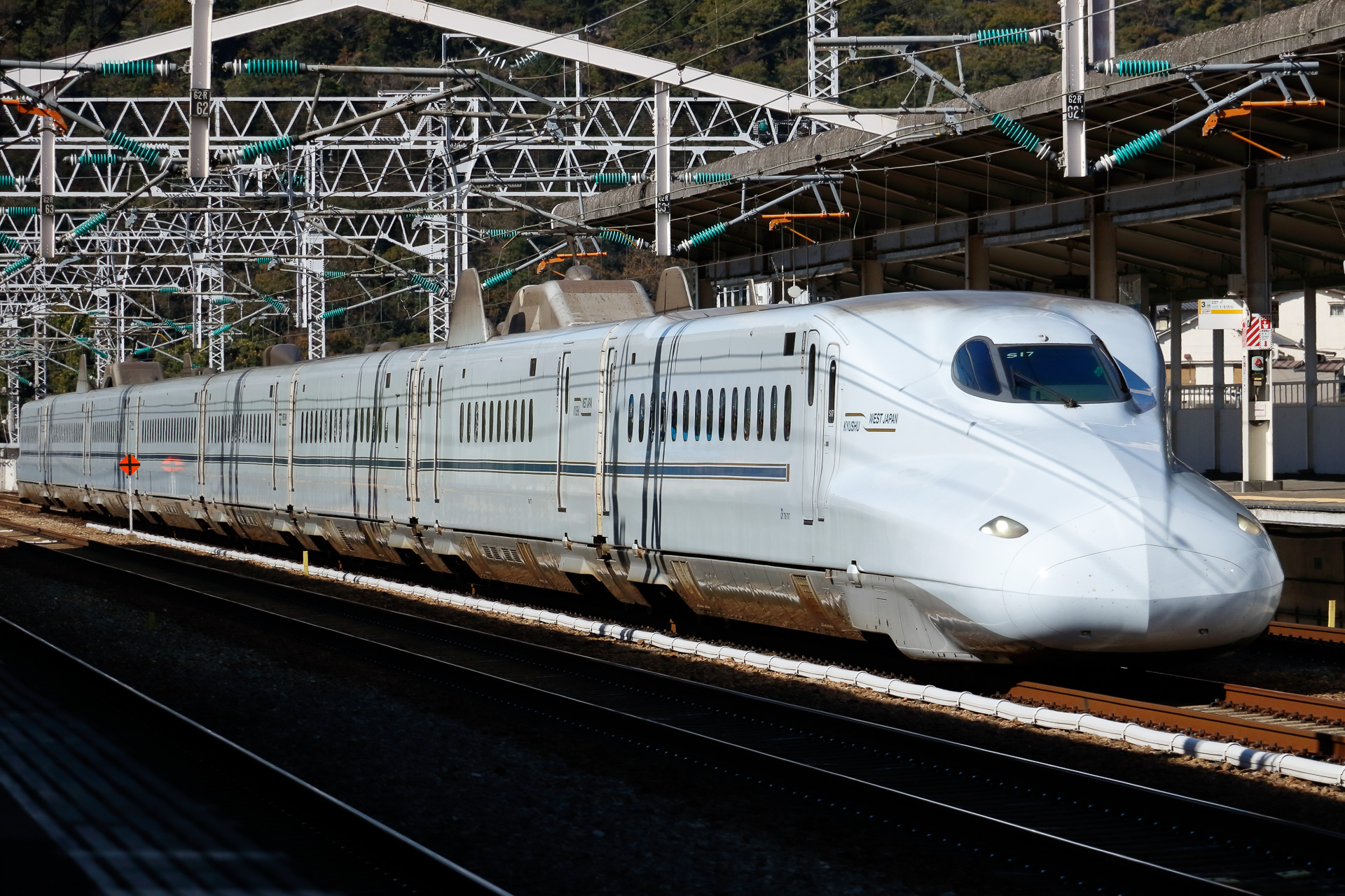 「さくら」「みずほ」などで使われている、8両編成のN700系。JR西日本所属車とJR九州所属車があるが、JRマークの色や車内放送チャイム以外は基本的に同一仕様