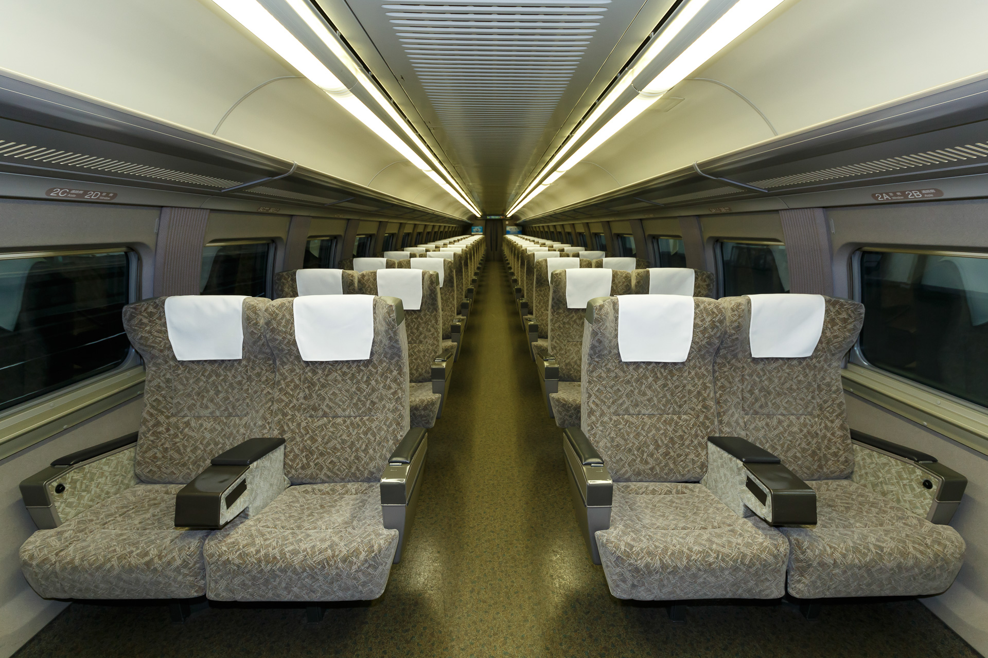 引退が近い500系は、4～6号車が指定席車で2列-2列配置。そのうち6号車（写真）はグリーン車の転用