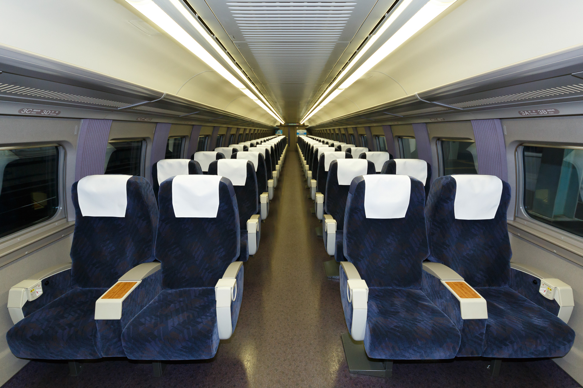 同じ500系でも4・5号車はあとから2列-2列配置に改座したため、腰掛が異なる