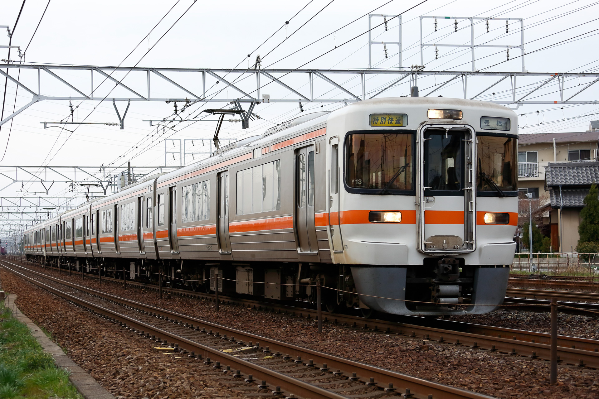 熱海～米原間はJR東海。主力は写真の313系で、パッと見の華々しさは乏しいが堅実かつまじめに作られた、いかにもJR東海らしい車両