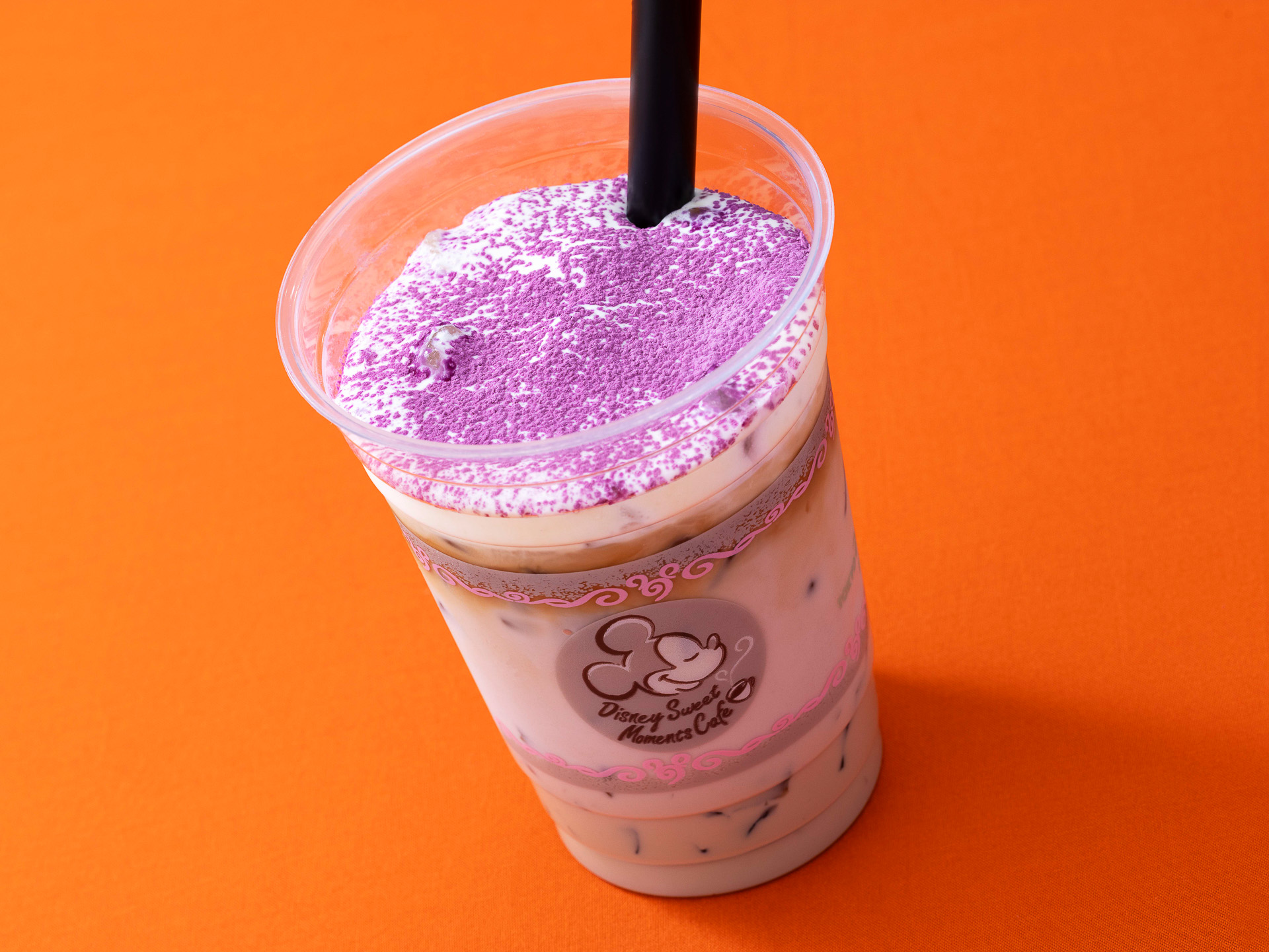 カフェ・オーリンズ「アイス紫イモカフェラテ」（880円）