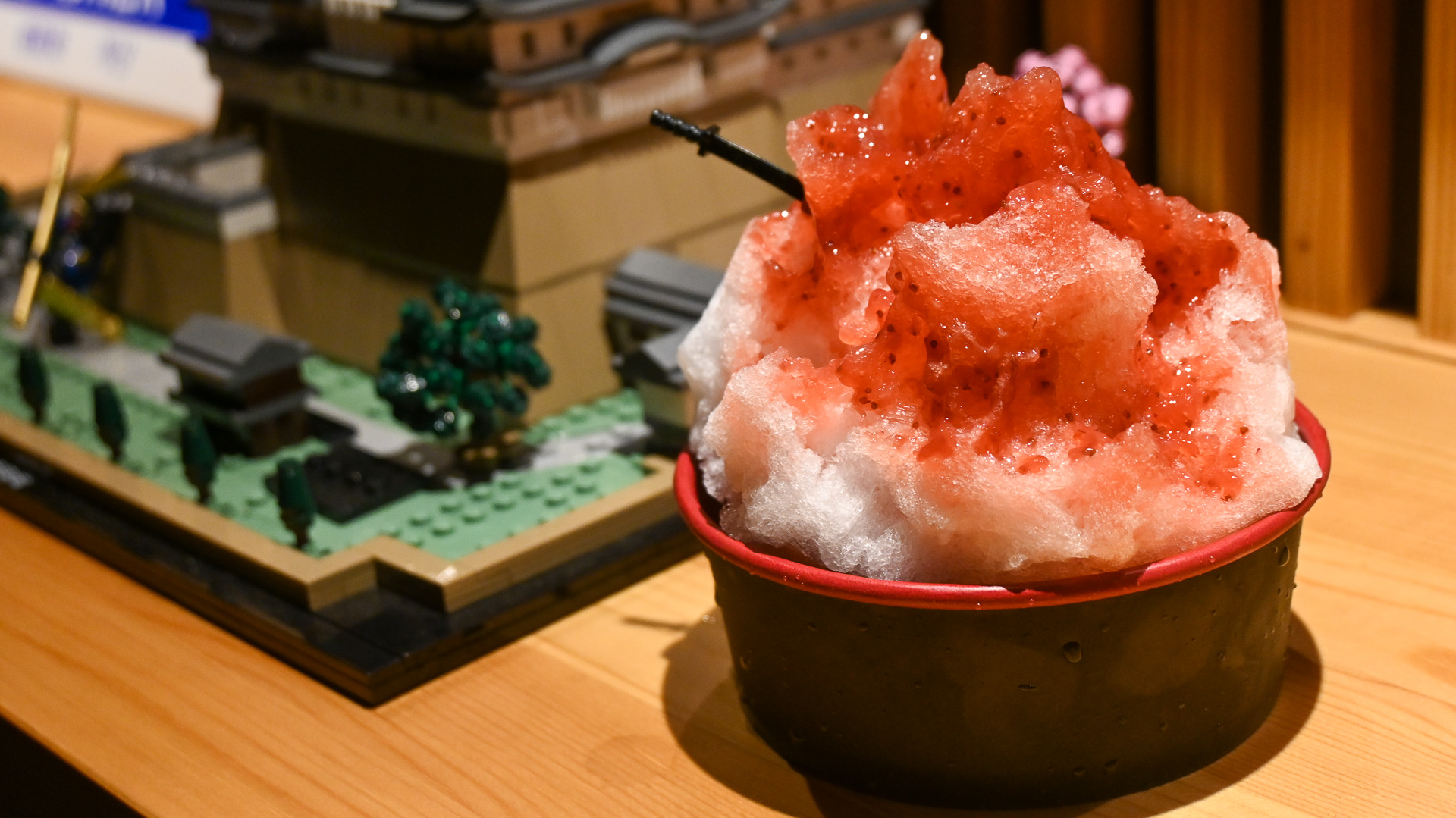 「殿様の茶室」かき氷。店頭に城の模型もあり、映える写真撮影もできる