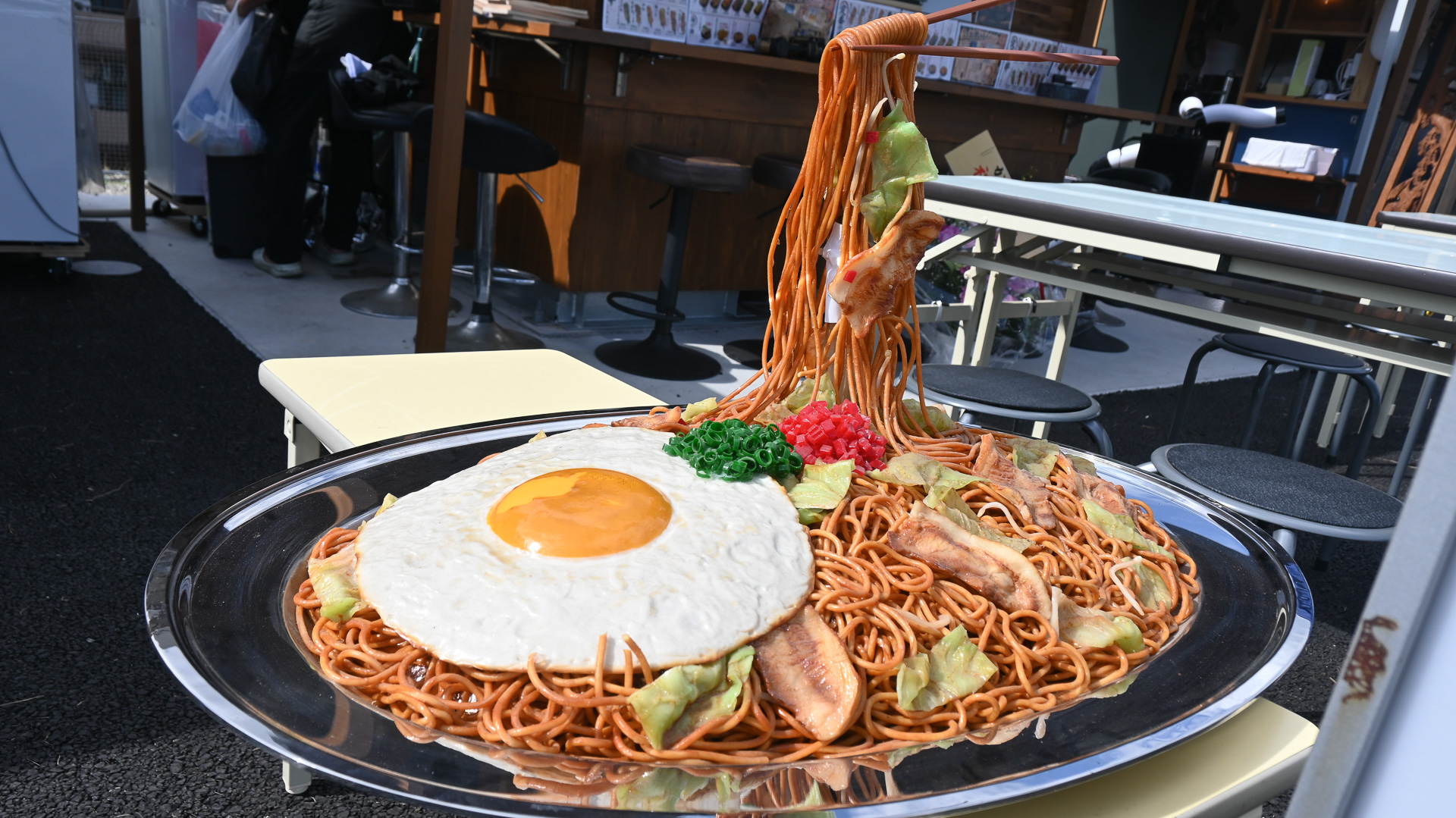 「たこ焼きハイボール酒場 ひさご」店頭の巨大焼きそば模型。オープン日は数十人待ちの行列が続き、筆者も食べることができなかった
