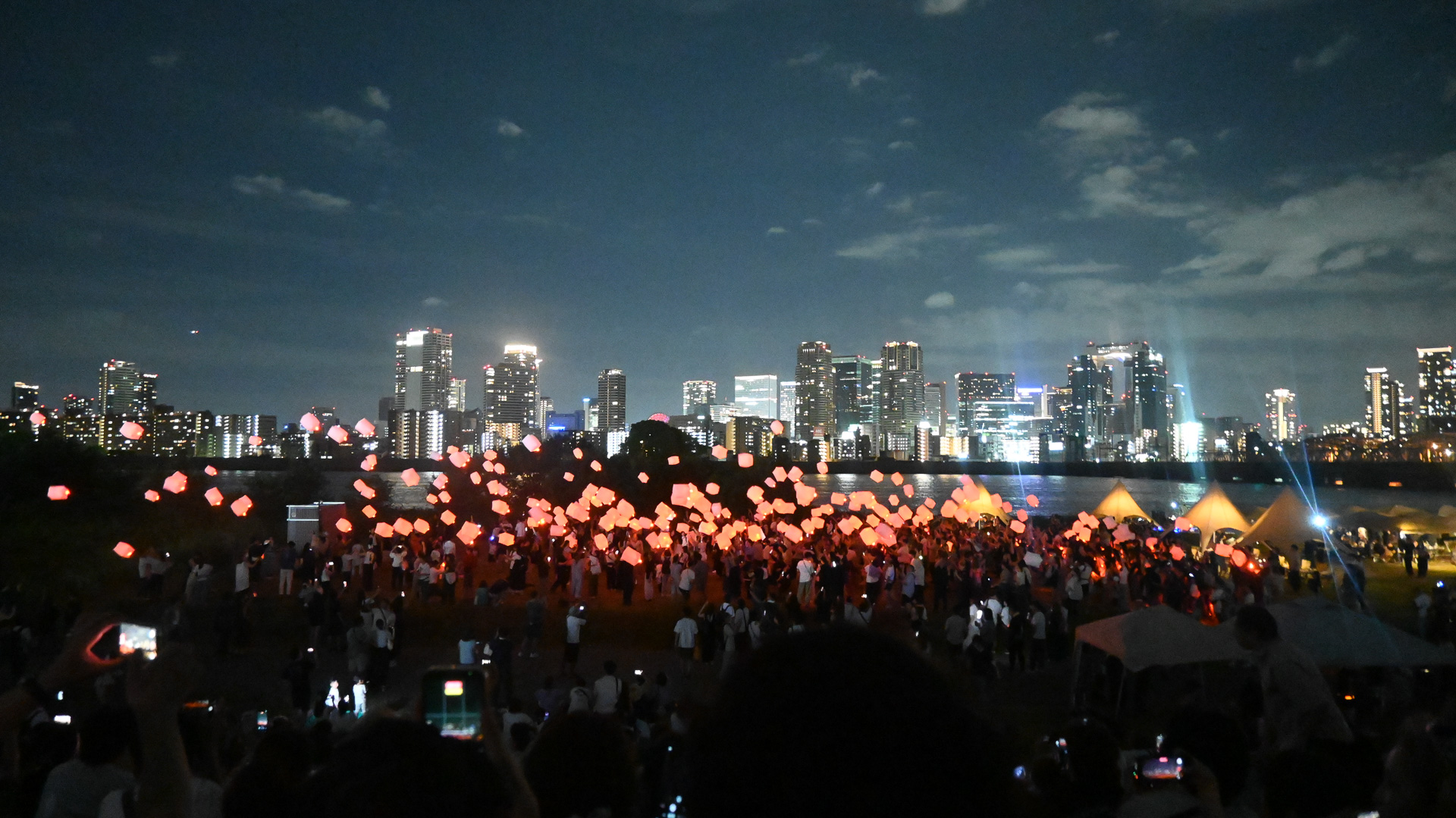 オープニングイベントとして、ランタンが一斉に空中を舞った。ただし、ゴミにならないよう紐付き