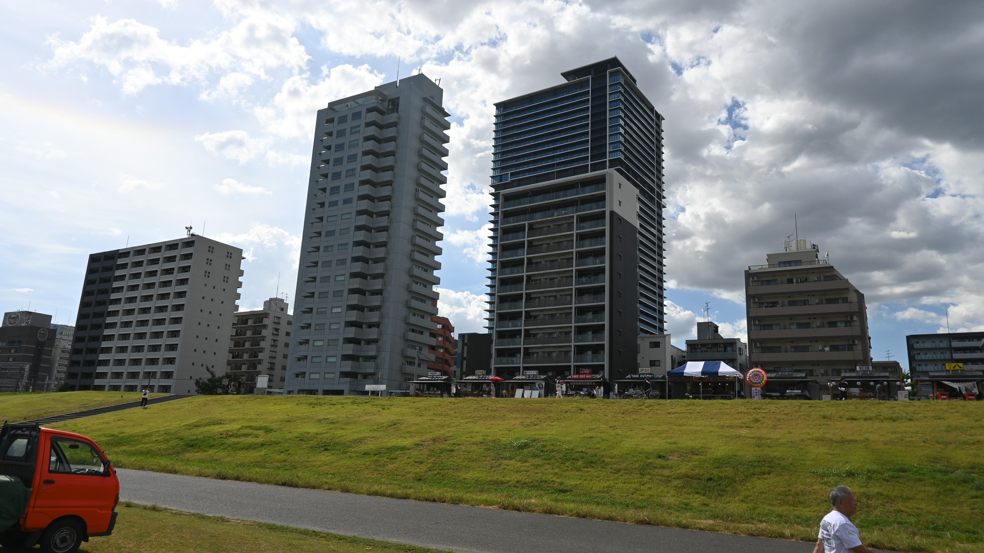 背後のマンション街。「ジオタワー十三」のように、1億円～3億円を越えるような高級分譲マンションもある