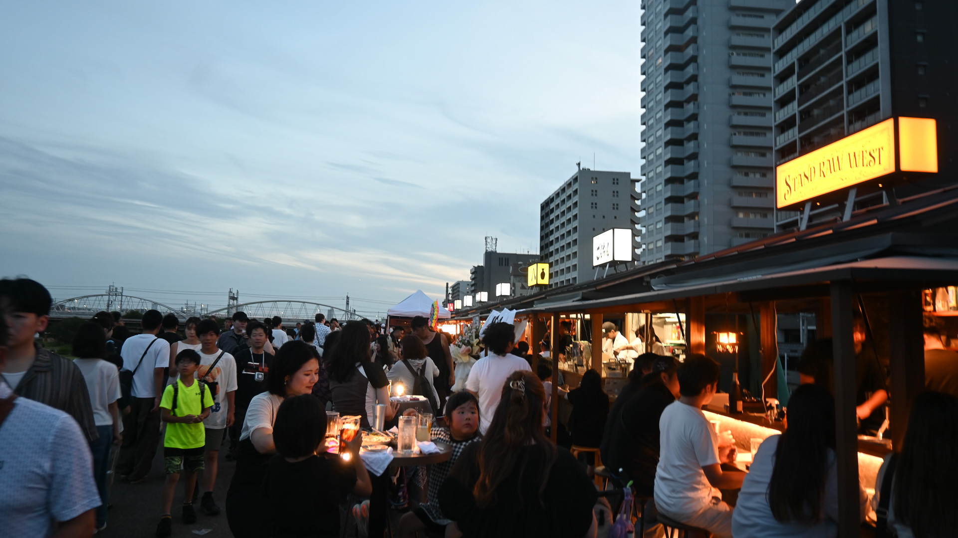 夕方の「ミナモ十三」のにぎわい