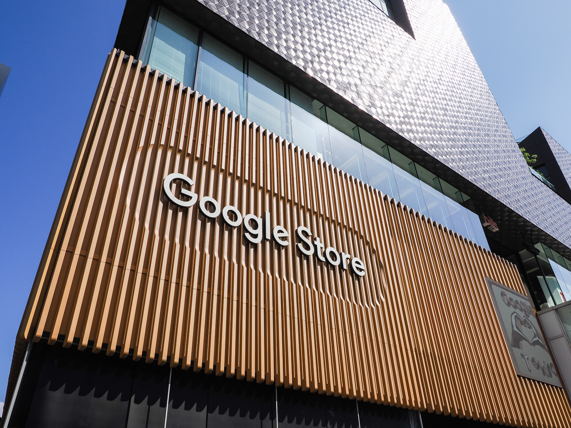 国内初の直営店「Google Store 表参道」を神宮前交差点の東急プラザ表参道「オモカド」にオープンする。世界最大のフロア面積の旗艦店となる