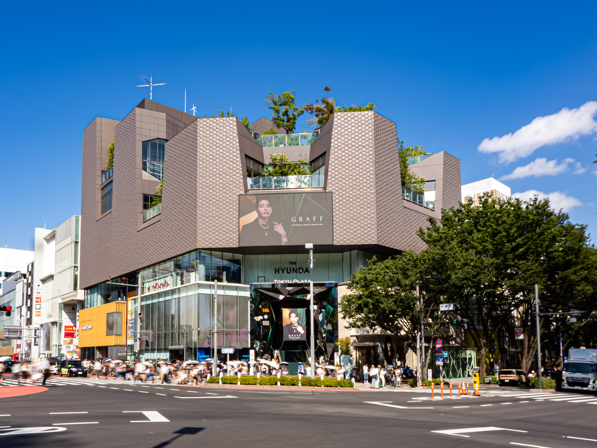 神宮前交差点に面している東急プラザ表参道「オモカド」。左側に「Google Store 表参道」が見えている