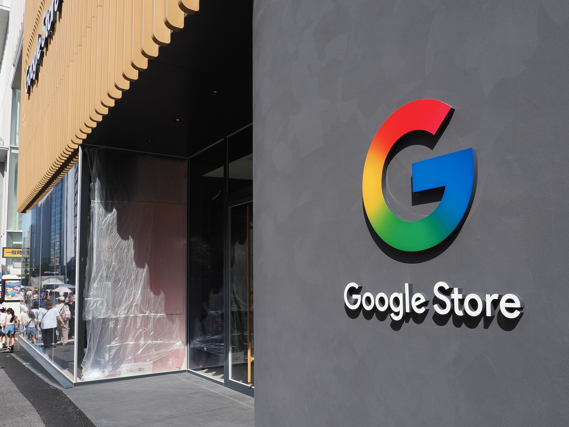 エントランス横にGoogleロゴが大きく入る