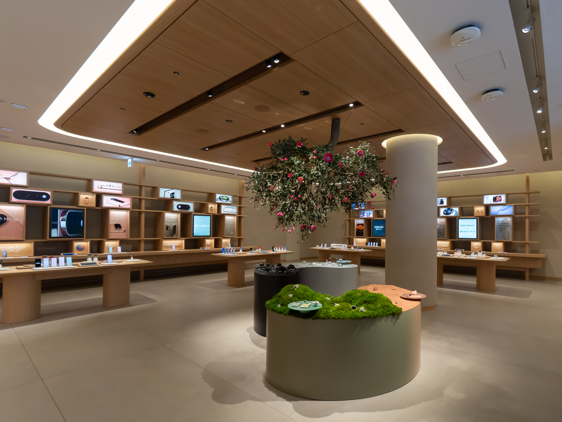 「Google Store 表参道」の店舗1階。手前に見えるのが、「CALIFORNIA DREAMING - 色彩のランドスケープ」の展示