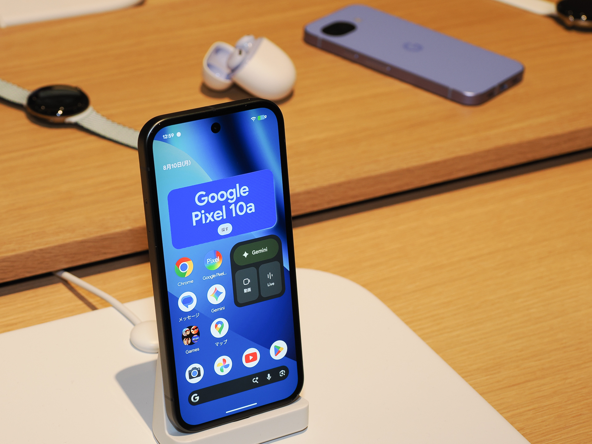 「Pixel 10a」も展示されている。カメラレンズはフラット