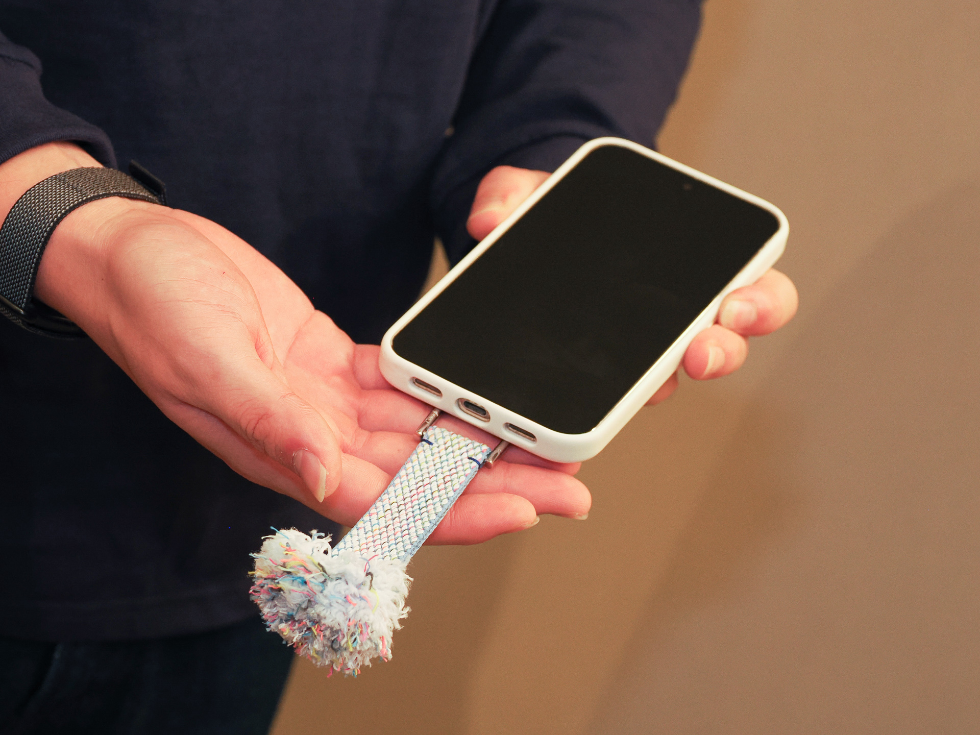 このようにスマホのストラップとして付けてもいい