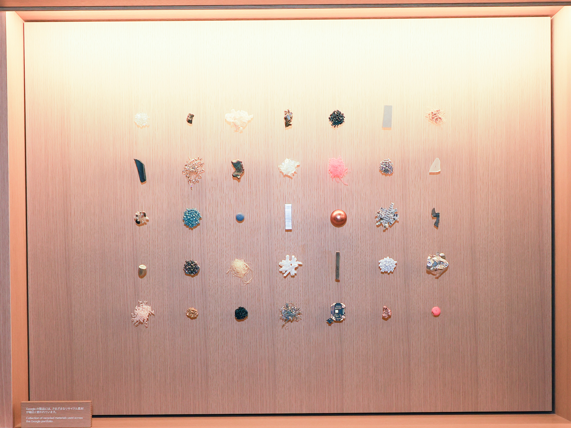 寺山紀彦さんのアート作品。Google製品のリサイクル素材を使っている