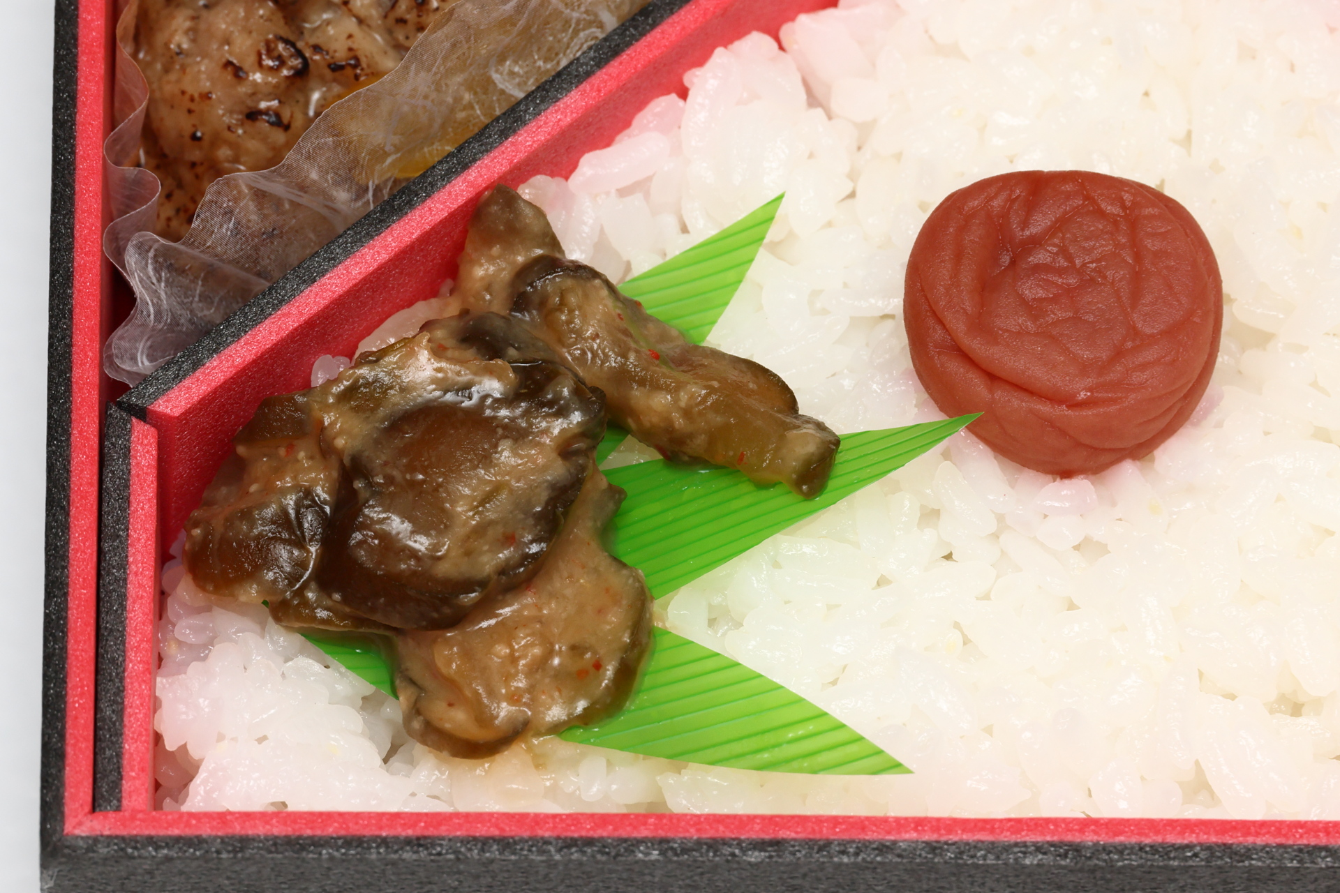 白米にやさしい酸味の梅干しときゅうりの溝漬け。もうこれだけで食事として成立してしそうです