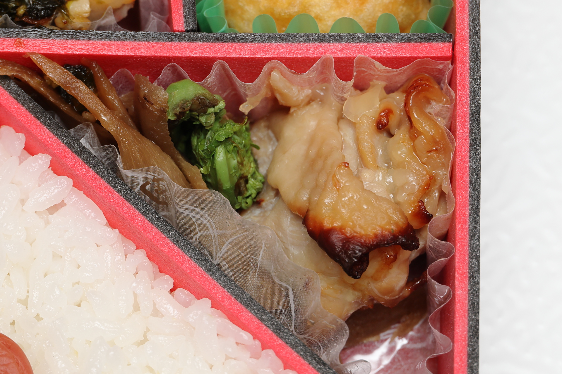 福島県産の鶏肉を福島県産丸大豆醤油で味付けした鶏の照り焼き。ごぼうの炒り煮もこごみ醤油漬けもやさしい味付け