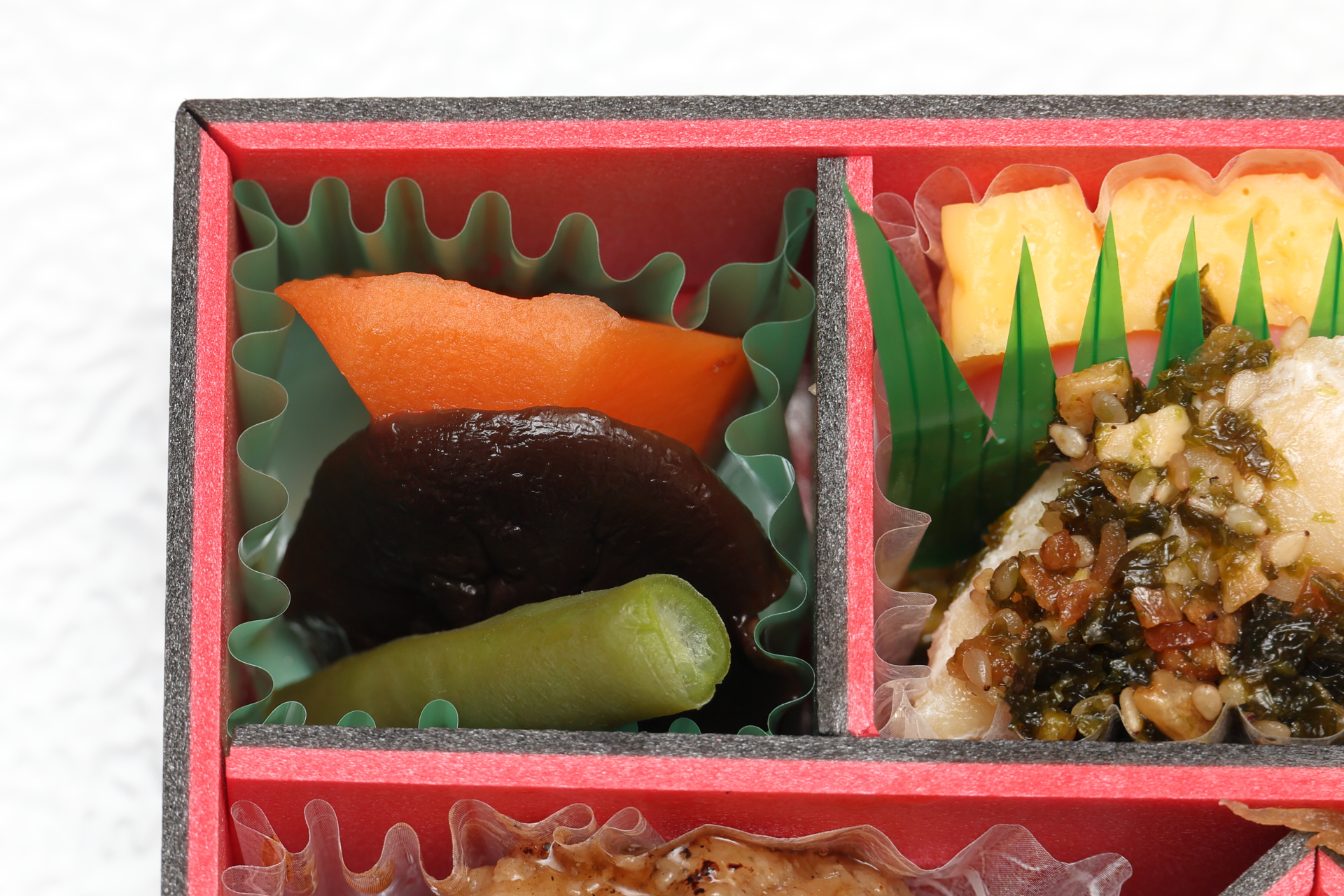 色鮮やかな煮物。甘めに味付けされた人参はシャッキリとした食感