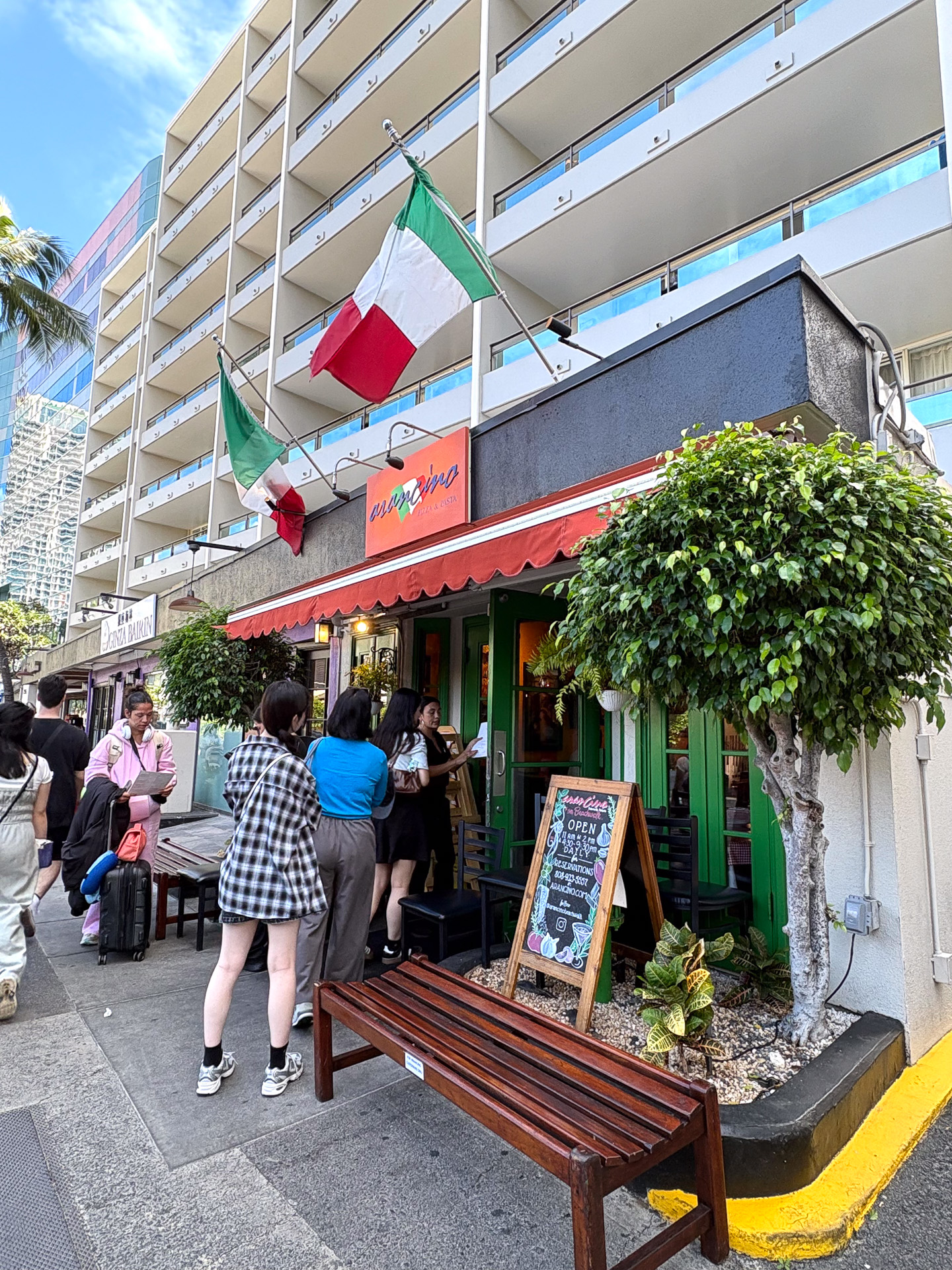 にぎわうランチタイムの「アランチーノ・オン・ビーチウォーク」